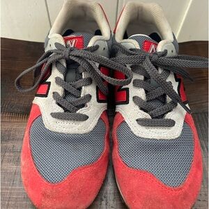 New Balance Tennis Shoes. Women’s size 6. Only worn a couple times.